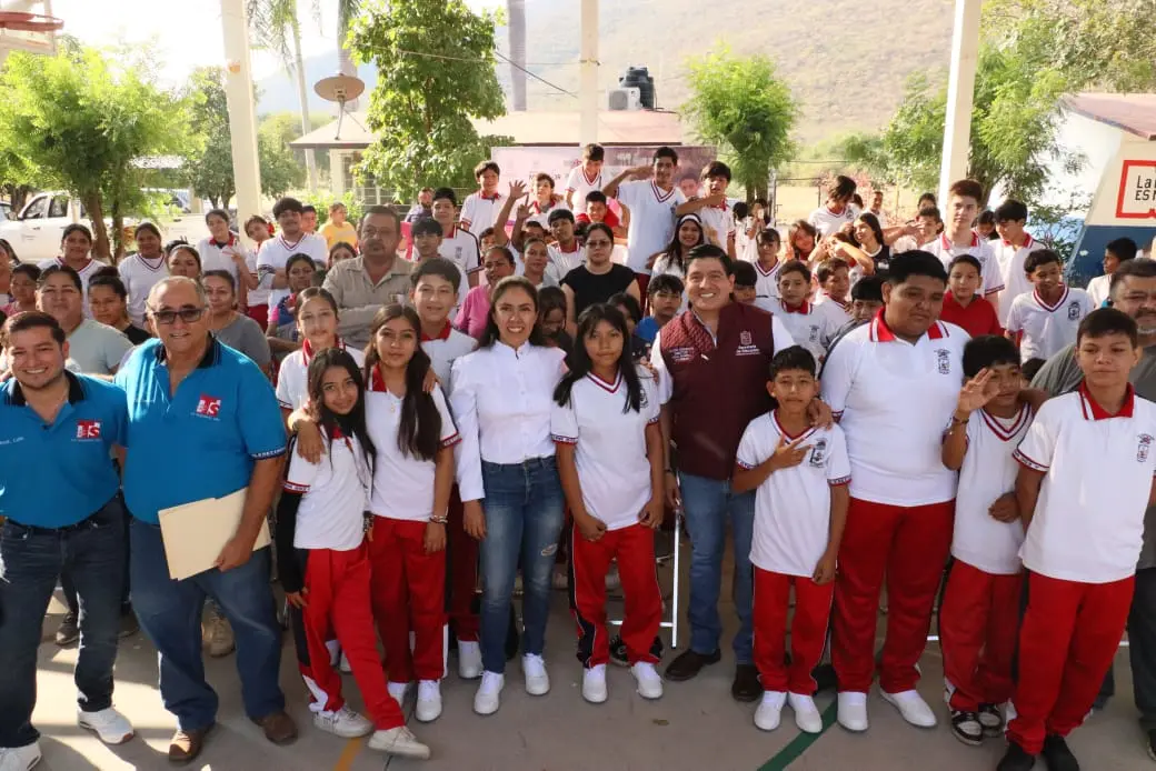 Avanza la campaña “Jalo a estudiar por la paz” en secundarias de Apatzingán