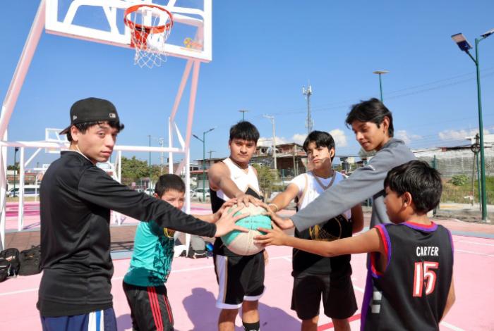 Avanzan obras complementarias del teleférico de Uruapan; inaugura Bedolla calles y canchas deportivas