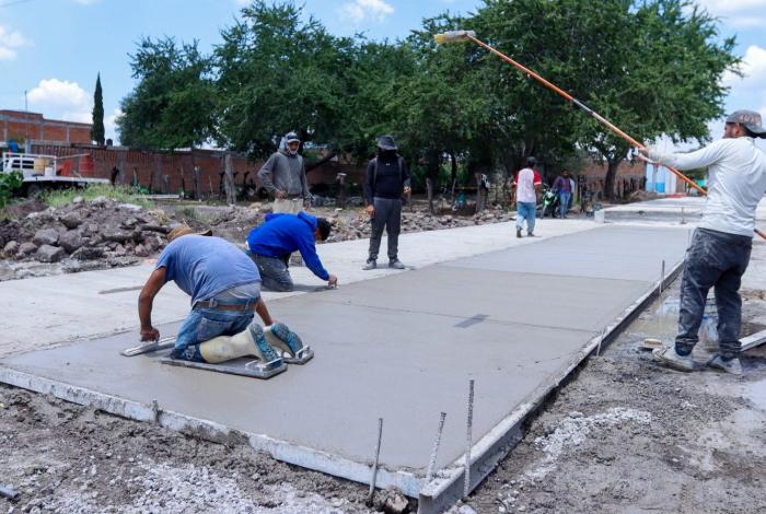 Avanzan pavimentación y obras sociales en Ecuandureo: Rogelio Zarazúa