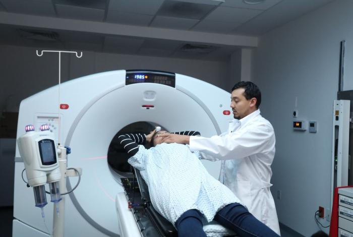 Avanzan tratamientos contra el cáncer en Michoacán; van 13 mil radioterapias en 10 meses: Bedolla