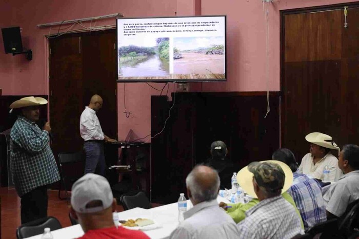 Ayto de Apatzingán entabla reuniones permanentes con campesinos de la zona