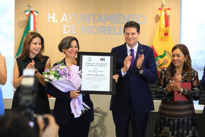 Ayuntamiento de Morelia entrega Presea Amalia Solórzano Bravo 2026 a Ireri Suazo Ortuño