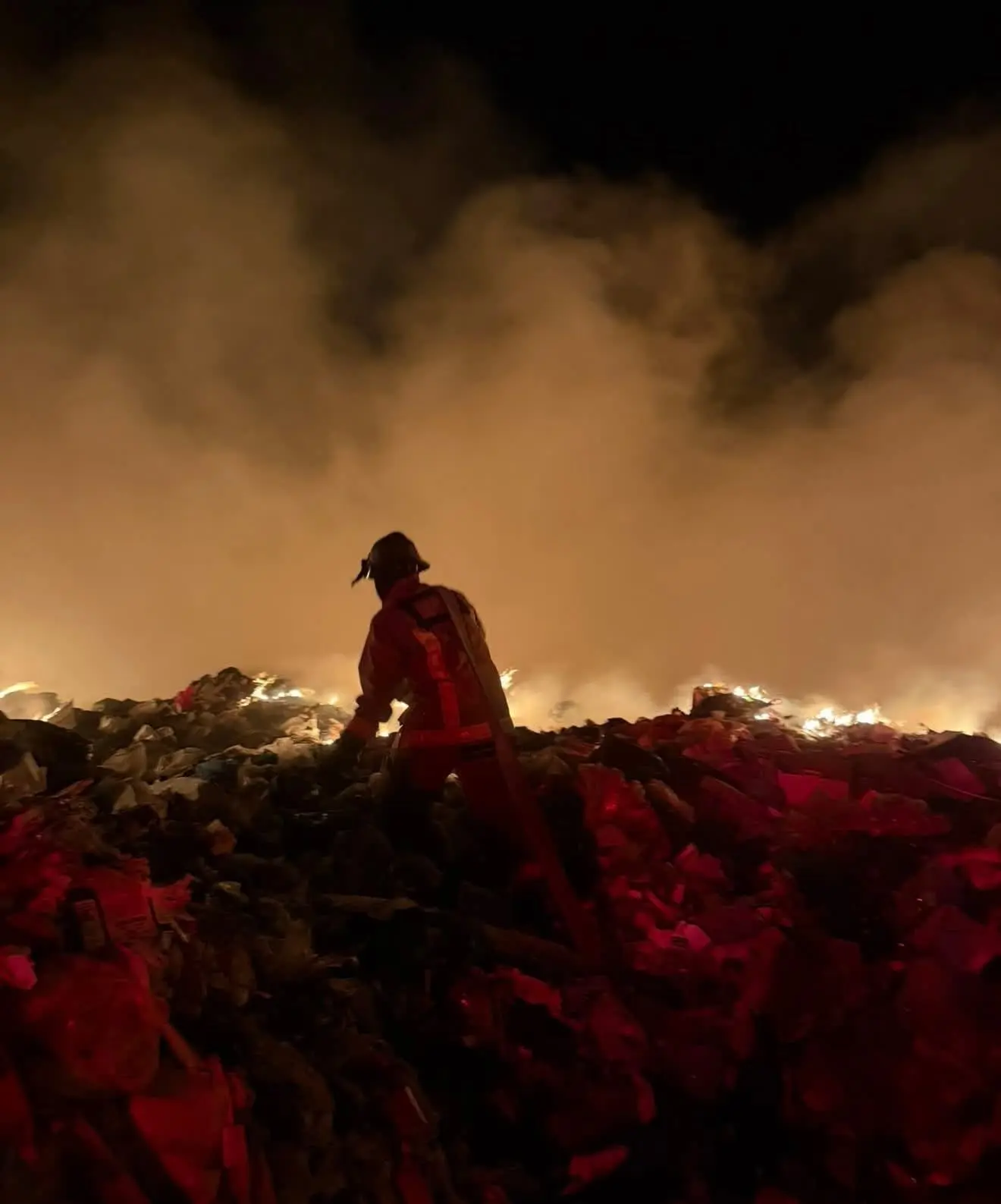 Bajo control incendio de basurero en Jacona