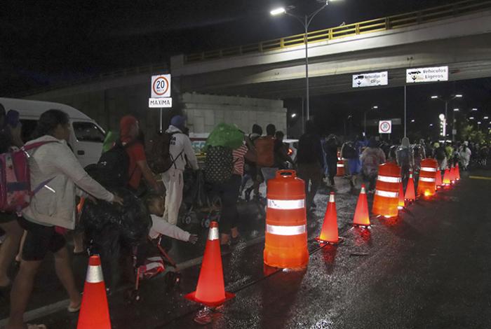 Bajo la lluvia, caravana con más de 600 migrantes retoma camino desde Chiapas a Estados Unidos