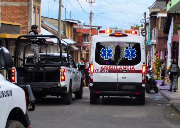 Balean a mujer en una calle de San Juan Quemado, en Uruapan