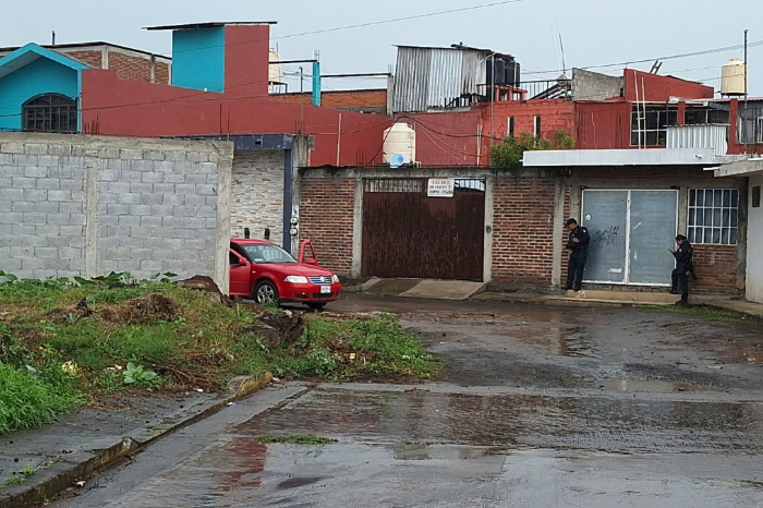 Balean a pareja en un vehículo al oriente de Uruapan; el hombre falleció