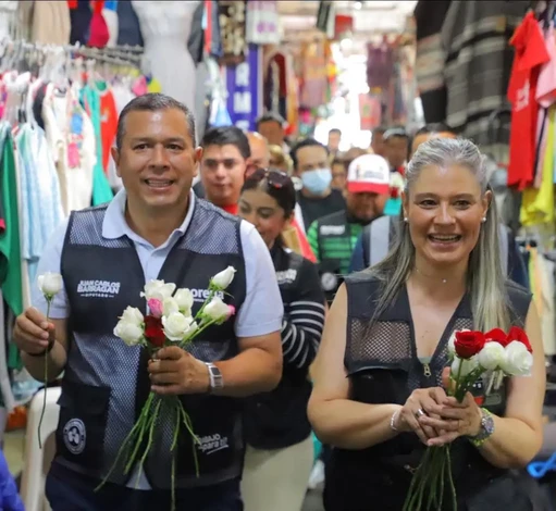 Barragán y Vero Zamudio festejan a las mamás en el mercado Independencia