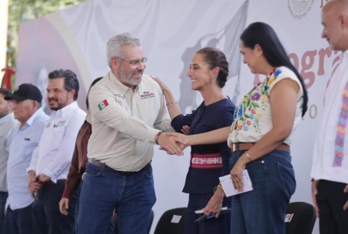 Becas educativas, uno de los legados de Sheinbaum para Michoacán: Bedolla