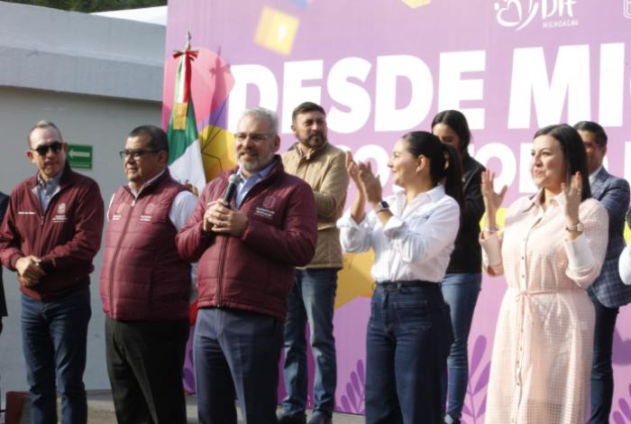 Bedolla da banderazo de salida a 55 toneladas de ayuda para estados afectados por lluvias