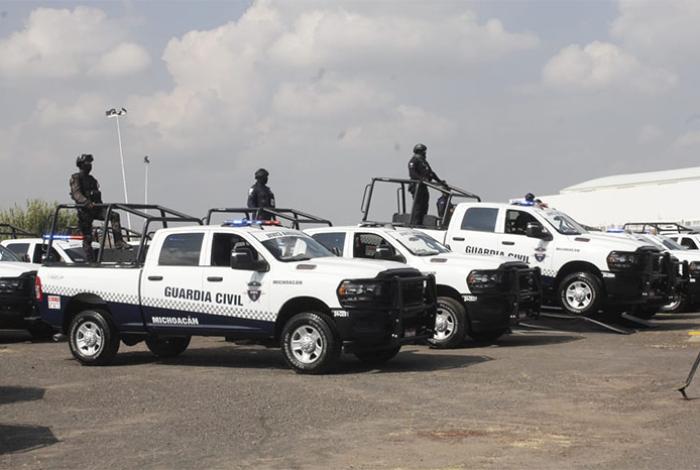 Bedolla entrega 122 patrullas entre RAM y Explorer Interceptor para carreteras y terracería a 15 municipios