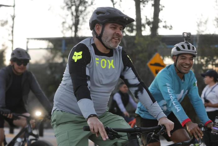 Bedolla estrena con rodada ciclista la ampliación de la av. Amalia Solórzano