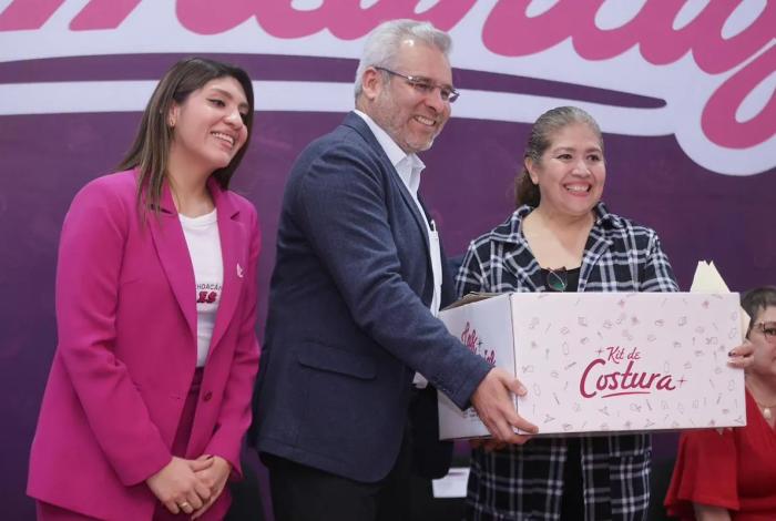 Bedolla impulsa autonomía económica de michoacanas; da más de 300 kits de autoempleo