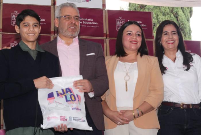 Bedolla inicia entrega de tenis para cerca de 40 mil estudiantes de secundarias de Morelia