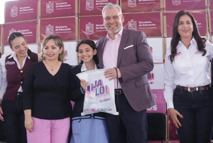 Bedolla inicia entrega de tenis para cerca de 40 mil estudiantes de secundarias de Morelia