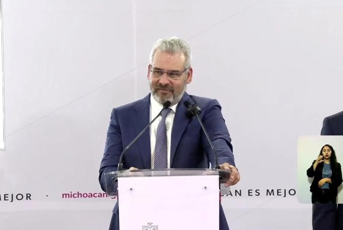 Bedolla llama a Carlos Manzo, alcalde de Uruapan, a “serenarse”