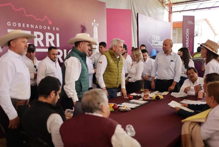 Bedolla revisa propuestas de rehabilitación de caminos rurales en audiencia pública en Acuitzio