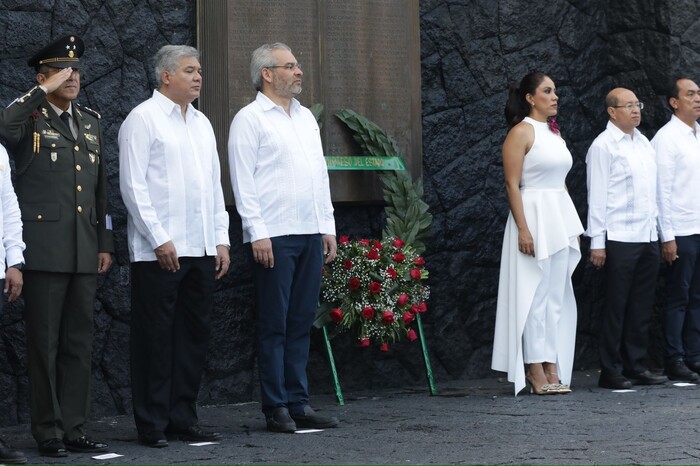 Bedolla rinde guardia de honor en Fortín Morelos