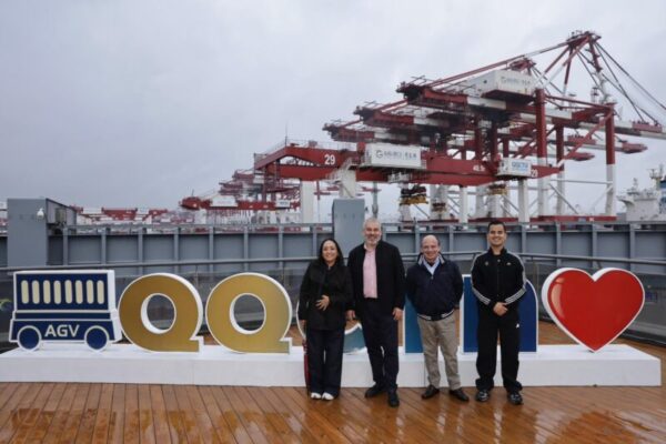 Bedolla visita la terminal automatizada de contenedores del Puerto de Qingdao en China