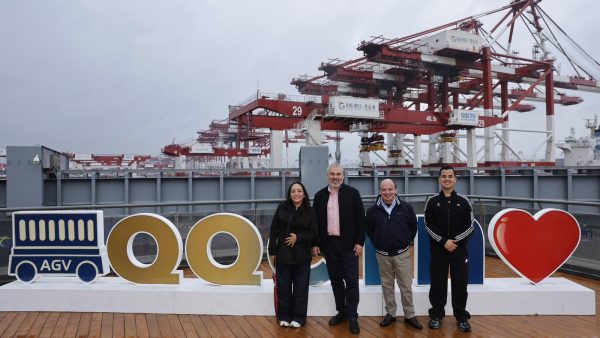 Bedolla visita la terminal automatizada de contenedores del Puerto de Qingdao en China