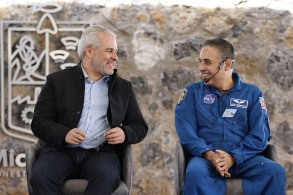 Bedolla y el astronauta José Hernández motivan a estudiantes michoacanos a soñar en grande
