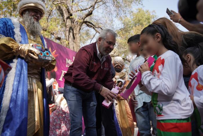 Bedolla y los Reyes entregan juguetes en la Villa Navideña de Morelia