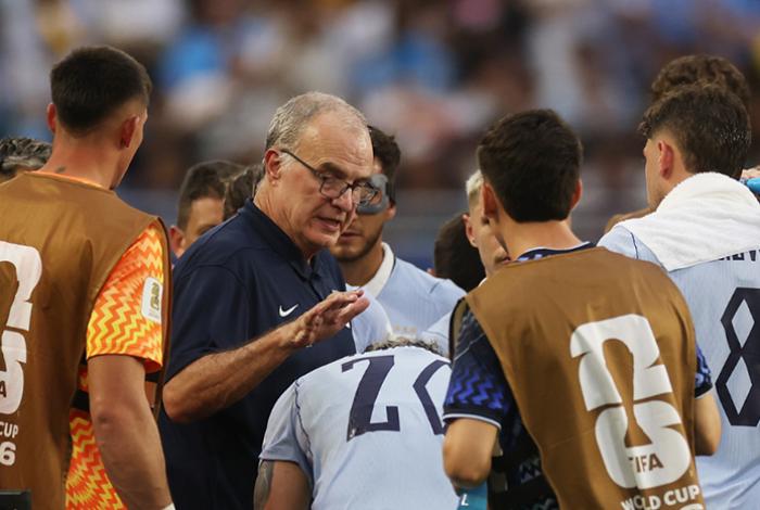 Bielsa critica las pausas de hidratación: “Le quitan mucho al fútbol”