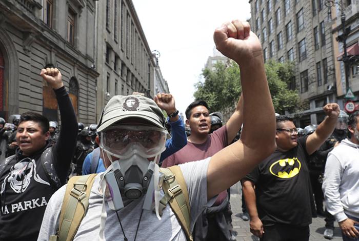 Blindan el Zócalo de la CdMx ante protestas de maestros a semanas del Mundial