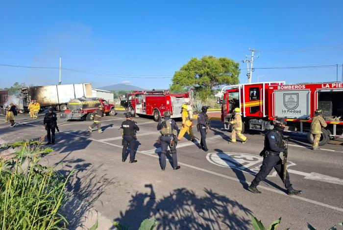 Blindan Morelia ante ola de bloqueos y qu3ma de vehículos