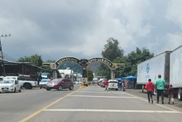 Bloquean accesos de San Juan Nuevo por presuntamente retener a un hombre