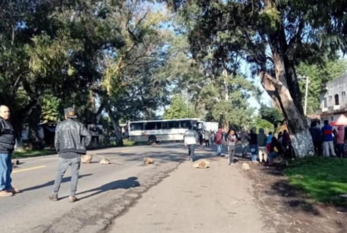 Bloquean carretera Carapan-Zamora; exigen presupuesto directo