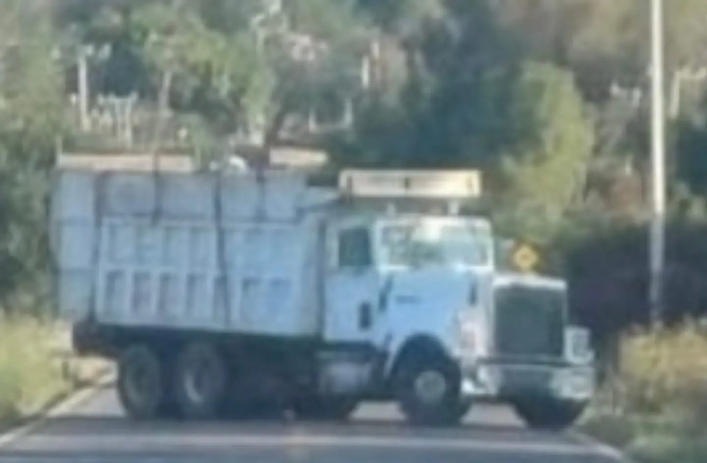 Bloquean carretera Cotija–Sahuayo y despojan a automovilistas