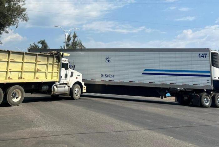 Bloquean carretera de Los Reyes, exigen aparición con vida de dos adolescentes