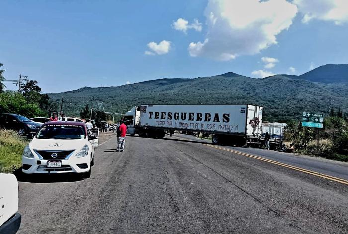 Bloquean carretera de Tangancícuaro por homicidio de maestro en Aquila
