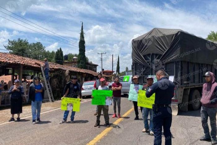 Bloquean carretera en Tzintzunzan; exigen que Isidro aparezca vivo