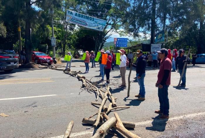 Bloquean carretera por joven desaparecido