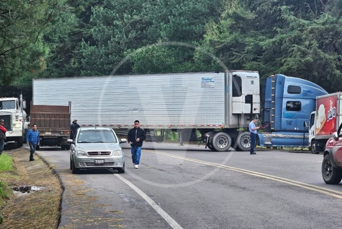  Bloquean carretera Uruapan-Los Reyes tras detención de Jefe de Tenencia en San Lorenzo