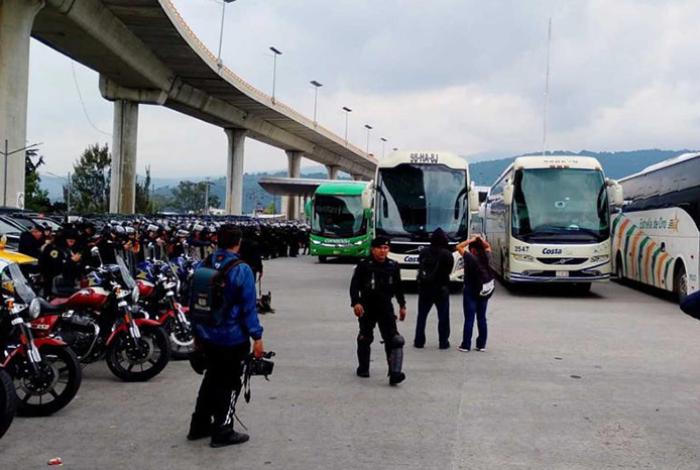 Bloquean la autopista México-Cuernavaca y exigen justicia por Ayotzinapa