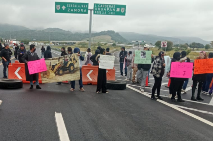 Bloquean la autopista México-Guadalajara habitantes de Copándaro para exigir la liberación de 7 personas detenidas
