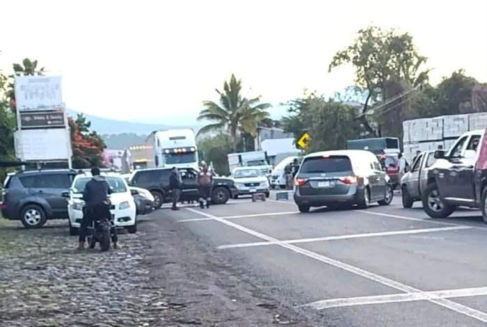 Bloquean la carretera Los Reyes – Peribán por desaparición de una menor