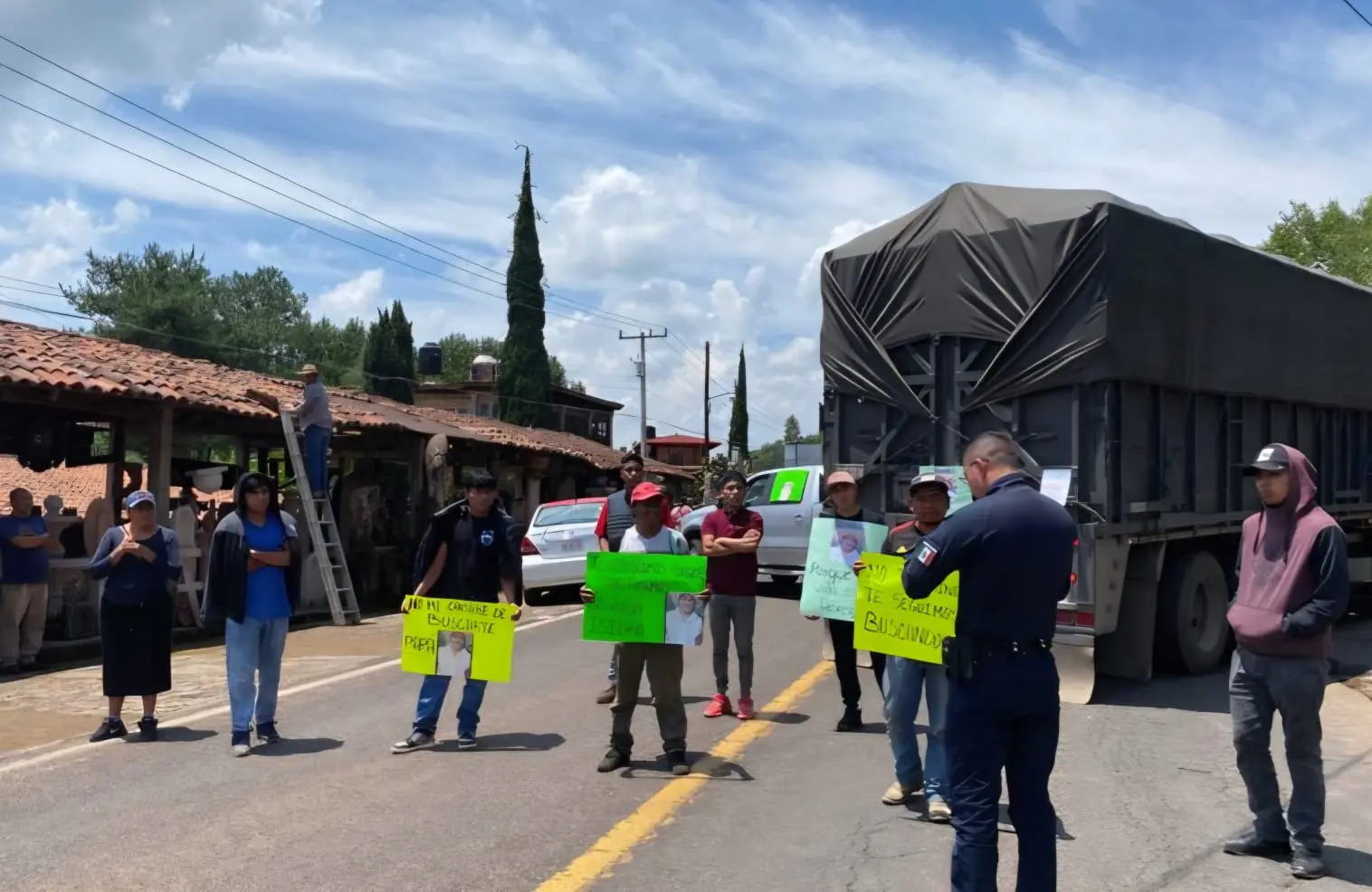 Bloquean la carretera Tzintzuntzan-Pátzcuaro por la desaparición de Isidro Timoteo Morales