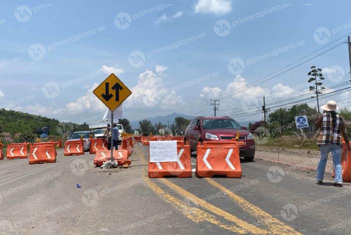 Bloquean la Morelia-Zitácuaro; denuncian afectaciones por el nuevo Libramiento