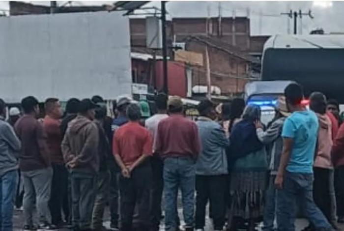 Bloquean la Quiroga-Zacapu a la altura de Santa Fe de la Laguna; exigen liberación de comuneros