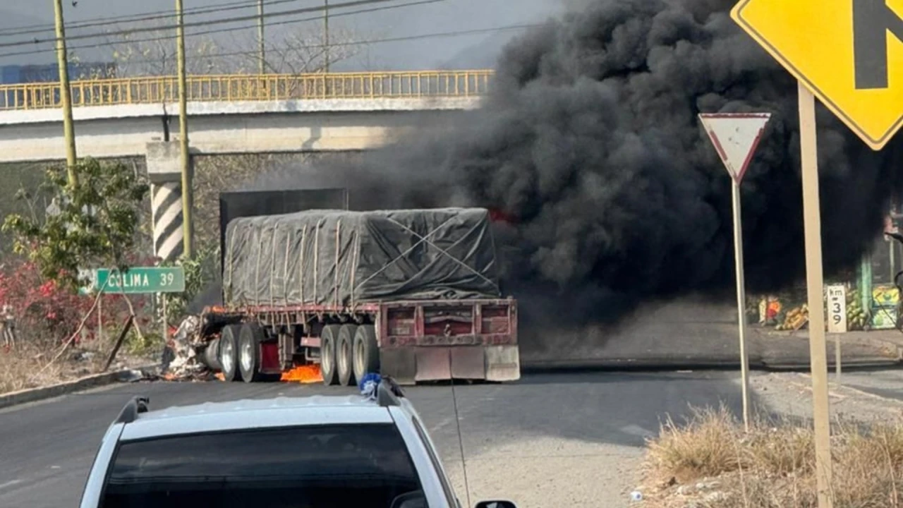 Bloqueos e incendios tras fuerte enfrentamiento armado en Tecomán.