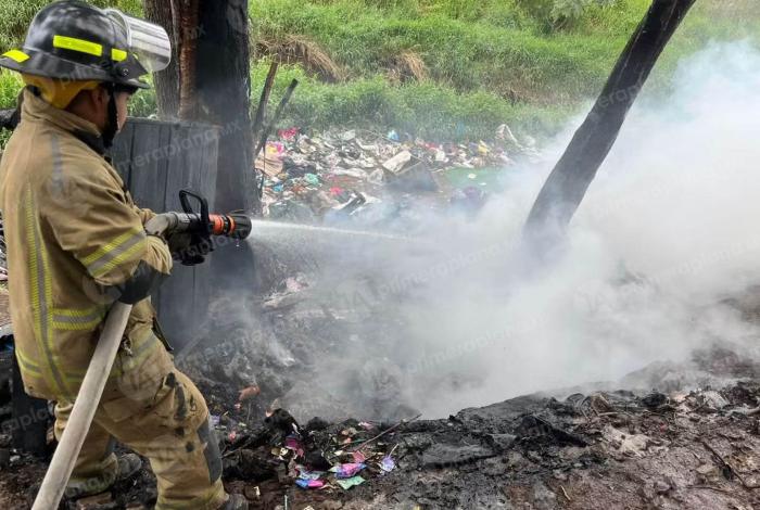 Bomberos atienden qu3ma de basura en Morelia