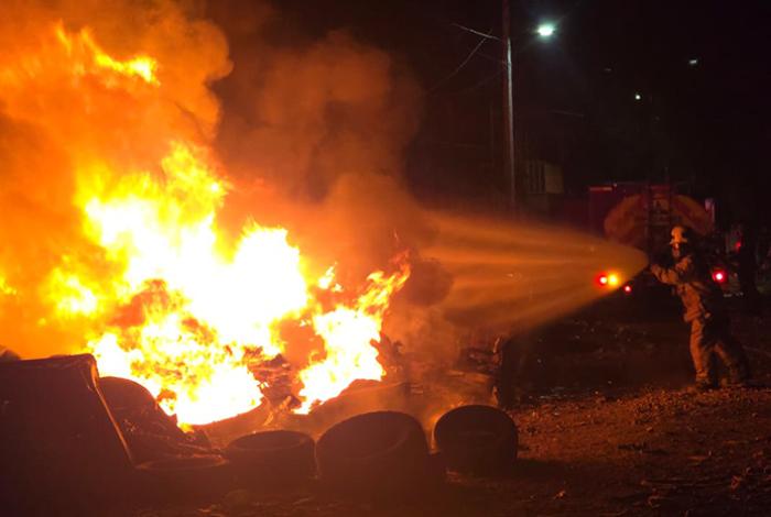  Bomberos controlan fuerte incendio de llantas en la Ejidal Sur de Zamora