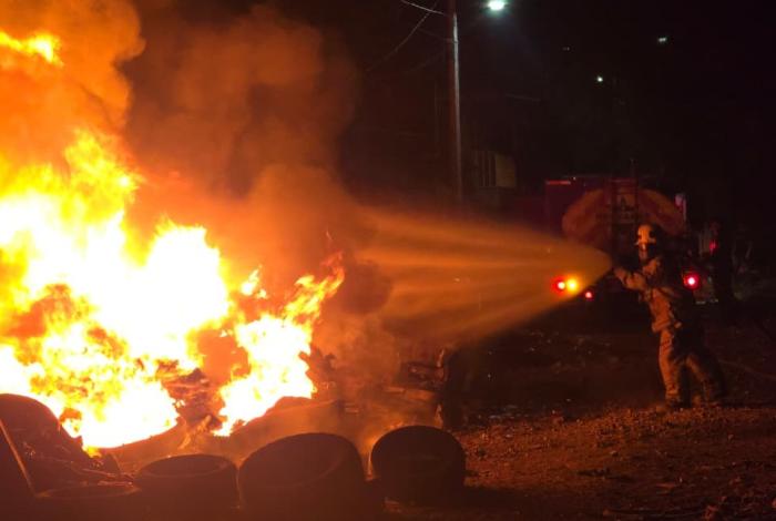 Bomberos controlan fuerte incendio de llantas en la Ejidal Sur de Zamora