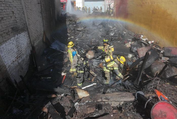 Bomberos controlan incendio en almacén de madera, en Morelia