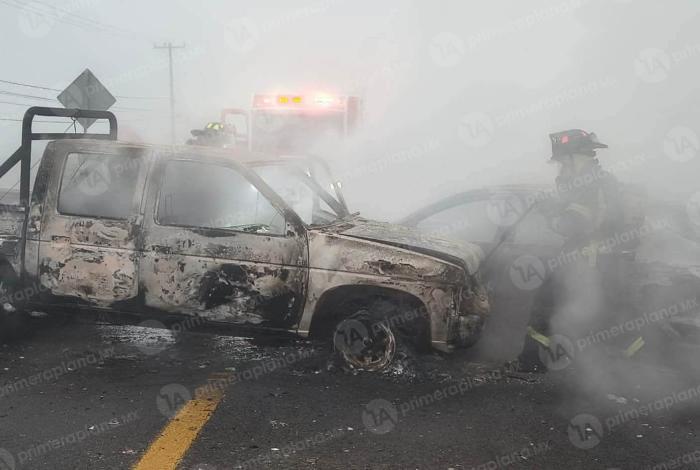 Bomberos controlan qu3ma de vehículos en carretera de Pátzcuaro
