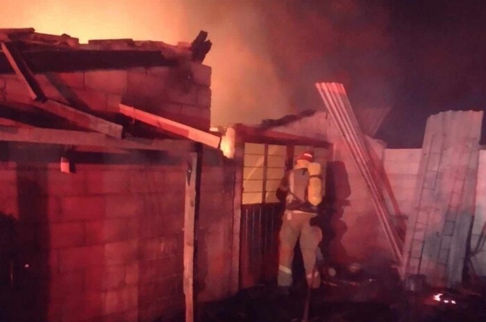 Bomberos de la CEPCM combaten incendio de domicilio en Tirio, Morelia