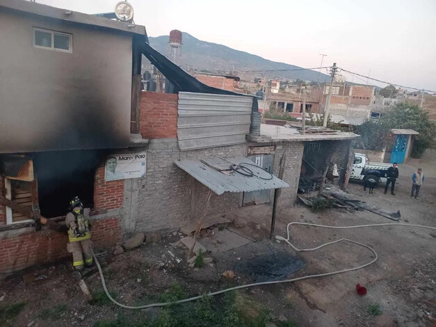 Bomberos de Morelia sofocan incendio en vivienda de la Hermenegildo Galeana